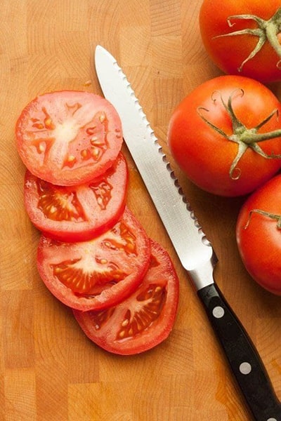 اضافه کردن گوجه فرنگی برای پخت راتاتویی