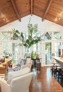 استفاده از سقف چوبی یکی از المان های چوبی زیبا در منازل هستند