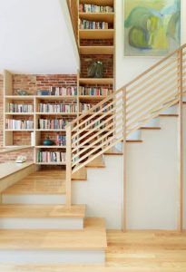 برای استفاده از المان های چوبی در منزل میتوان از پله های چوبی استفاده کرد
